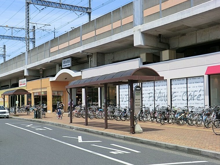 南与野駅（JR埼京線の各駅停車駅。埼京線の開通と同時に開業しました。旧・与野市の中心地にある駅です。周辺には住宅も商業施設も多いため、利用者数は快速停車駅である隣の「与野本町」駅よりも多いです。）