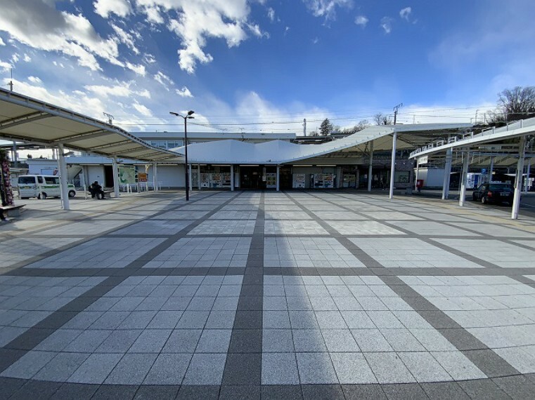 現地から1210m～1220m。　韮崎駅　特急「あずさ」の一部が停車する駅です。（約1,220m・徒歩16分）
