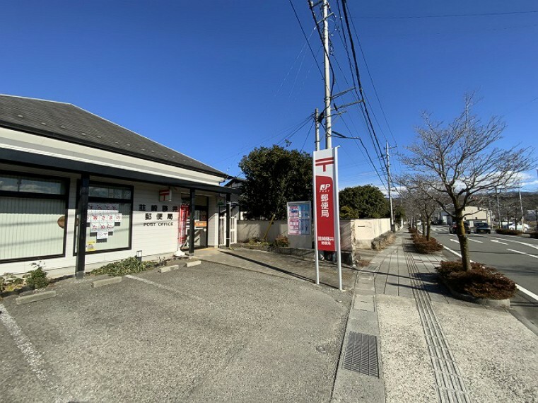 現地から1190m～1200m。車4分（最長）　韮崎藤井郵便局　ATMあり、5台の駐車スペース（約1,200m・徒歩15分）