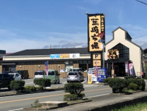 現地から190m～200m。　韮崎市場　良質な生鮮食品やお惣菜が充実しているお店です。営業時間　10:00～19:00（水曜定休日）（約200m・徒歩3分）