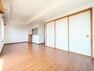 居間・リビング LDKと和室を扉を開けて約19帖の大空間で利用できます。