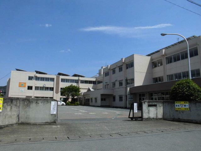 小学校 足利市立青葉小学校　総合グランドや市民体育館が近くにある小学校です