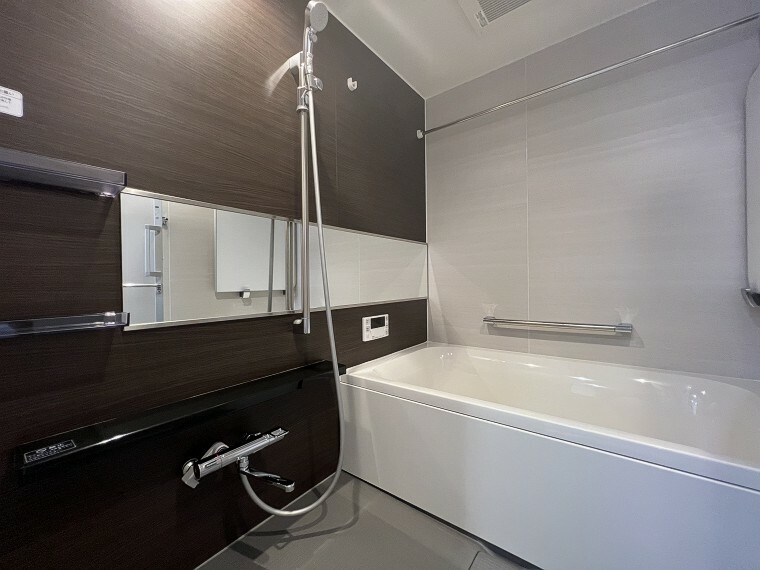 1418規格の浴室　ワイドミラーを採用し、視覚効果で浴室が広く感じられます