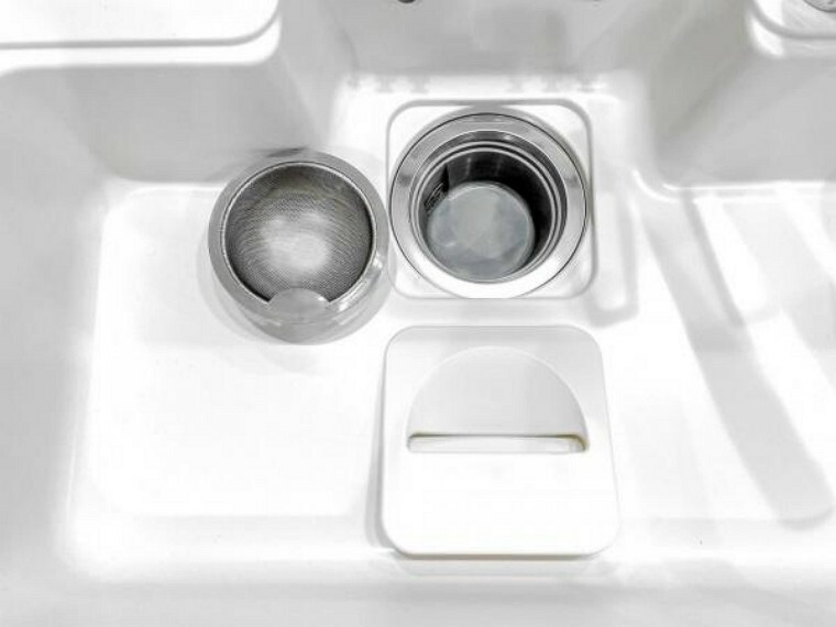 キッチン 【同仕様写真】シンクの排水口のゴミかごは、油汚れやヌメリを浮かせて落とす親水性コートの効果で、すっきり清潔。すみずみまで洗いやすい丸い形状です。