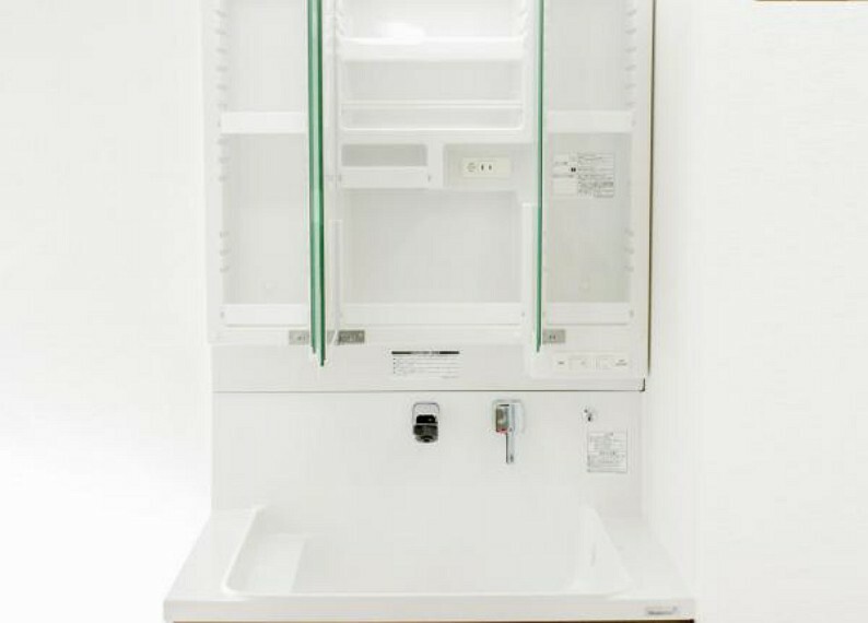 洗面化粧台 【同仕様写真】洗面台の鏡は三面鏡タイプで内部が収納棚になっています。収納の内部にコンセントがあるので電動歯ブラシや電気シェーバーなどは充電したまま収納することができます。