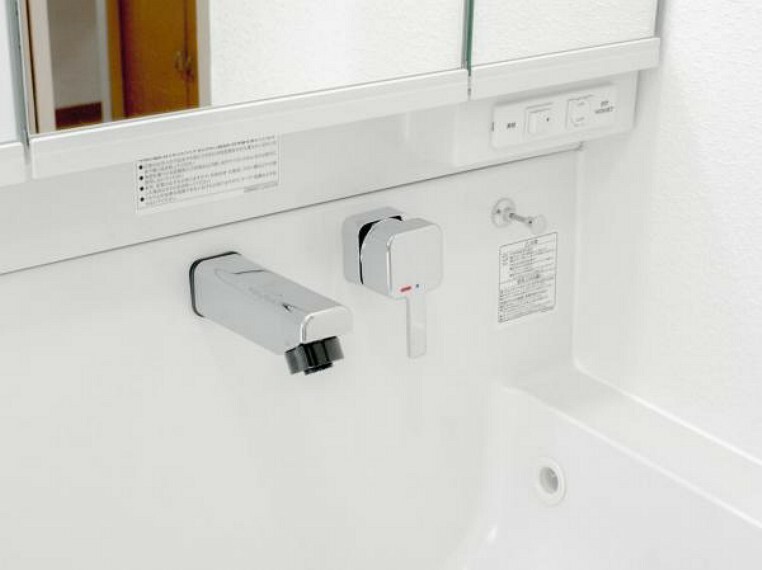 洗面化粧台 【同仕様写真】洗面台の水栓は周りに水たまりができない、壁に直接取り付けるタイプの水栓を採用。水栓ヘッドは引き出して使えるホース内蔵タイプで整水・シャワーの切り替えもワンタッチで行えます。