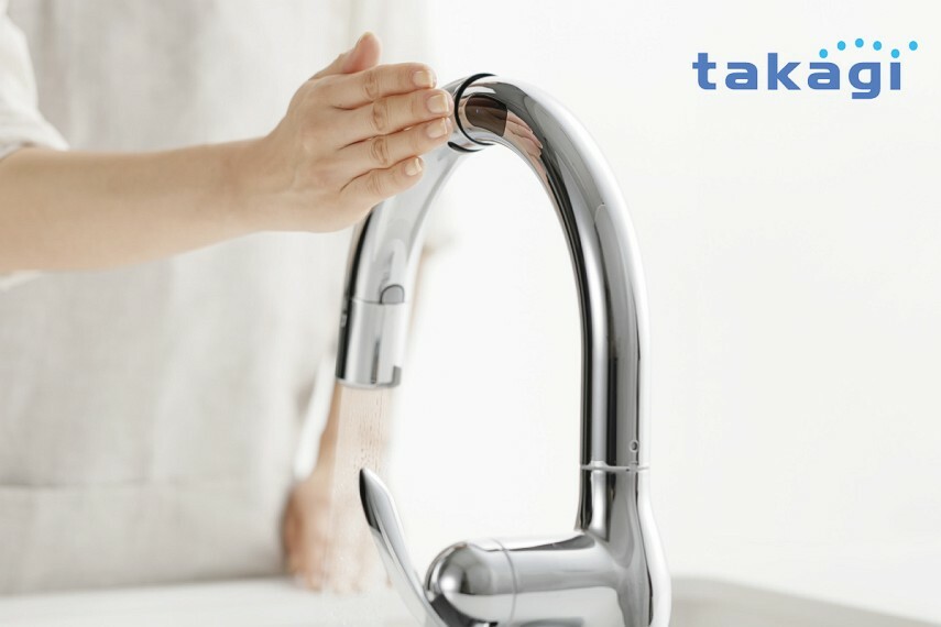 【タッチレス蛇口一体型浄水器】  キッチンがスッキリ使える蛇口一体型浄水器。手をかざすだけの簡単操作で、汚れや泡が水栓に垂れにくい側面センサーです。水栓まわりのお手入れも楽になります。
