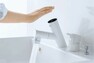 【洗面台タッチレス水栓】  手をかざすだけでサッと手洗いができるタッチレス水栓を採用。操作レバーに触らずに水を出すことができるので、ウイルスが付着しているかもしれない手で触る前に手洗いやうがいができます。