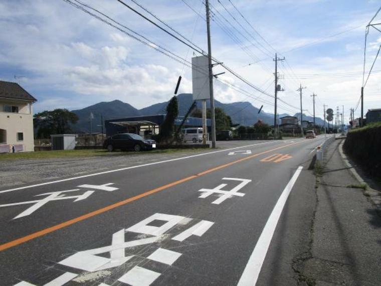 現況写真 南側前面道路の写真です。幅員は約9.1m。駐車やすれ違いも安心ですね。