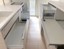 キッチン キッチン収納はキッチンパネルと同色で統一感があります。食器や調理家電がすっきりと収納できます。