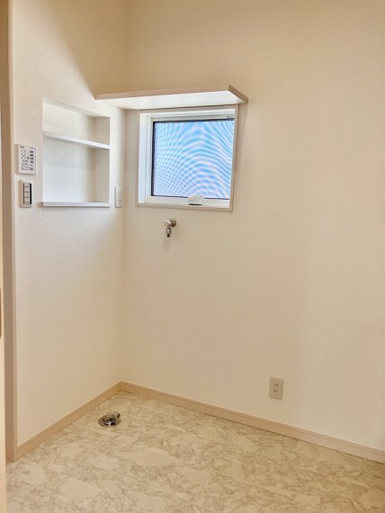 脱衣場 脱衣場は壁側に洗面台と収納をまとめているため、空間を広く使えます。