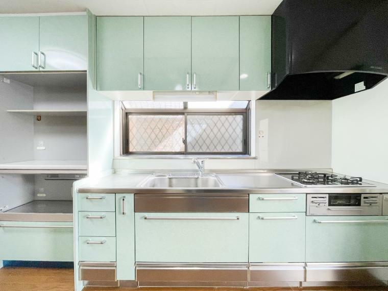 キッチン 機能性とデザイン性を兼ね備えたシステムキッチン。リビングとの一体感も考慮され、美しい空間が実現。