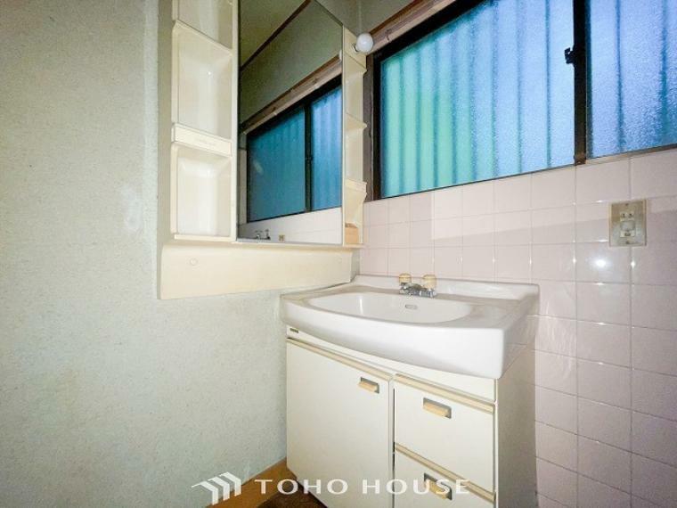 洗面化粧台 パウダールームはナチュラルな雰囲気で清潔な印象。
