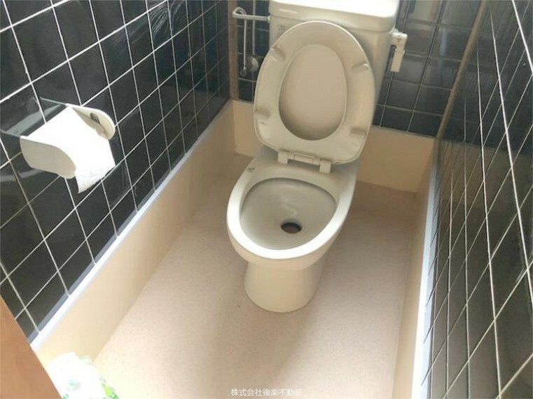 トイレ 1階にトイレがございます。