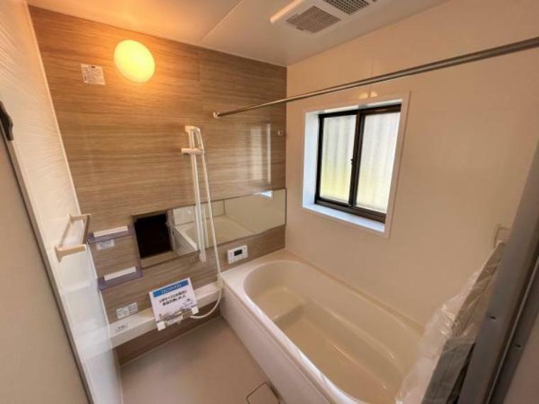 浴室 【リフォーム済】ハウステック製の新しいユニットバスを設置いたしました。1坪サイズで成人男性の方でもゆったりとくつろいで頂けます。浴室乾燥機つきで、雨の日のお洗濯も困りませんね。