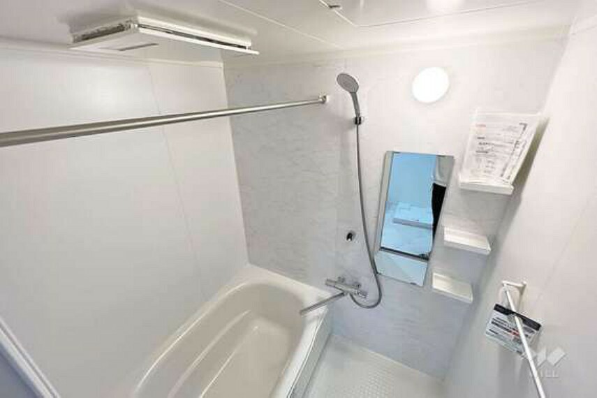 浴室 浴室ゆったりと足を伸ばせるサイズの浴槽です。［2022年10月13日撮影］
