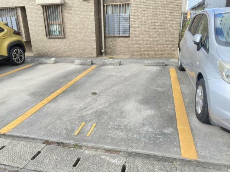 駐車場 【駐車場】当マンションには敷地内駐車場がございます（9000円/月。2022年11月現在。）駐車のしやすい平置きスペースになっています。