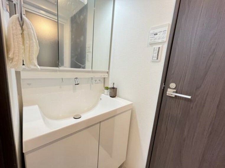 洗面化粧台 洗顔や手洗いはもちろん、シャンプーも行える多機能洗面台。収納力のある三面鏡を採用することで洗面台周りもスッキリした空間に。