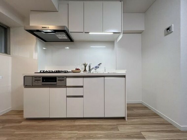 ダイニングキッチン ホワイトを基調とした清潔感のあるキッチン。使い勝手の良い設備のキッチンです。