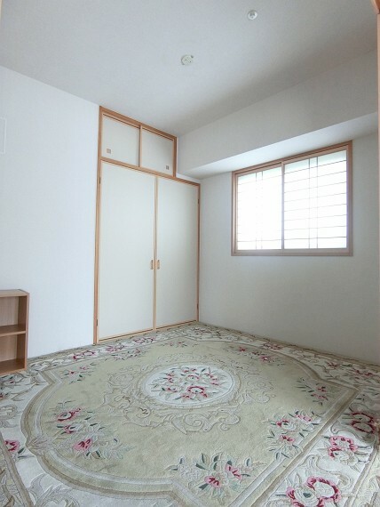 和室約4.5帖。現在はカーペットを敷いて使用されております。