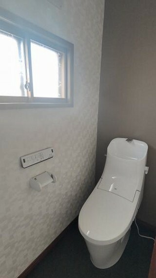 トイレ 【リフォーム後】トイレは便器ごと、LIXIL製の新品交換致しました。便座も温度調整が出来るので、寒い冬でも安心して利用できます。直接肌に触れる部分なので、新品だと嬉しいですね。