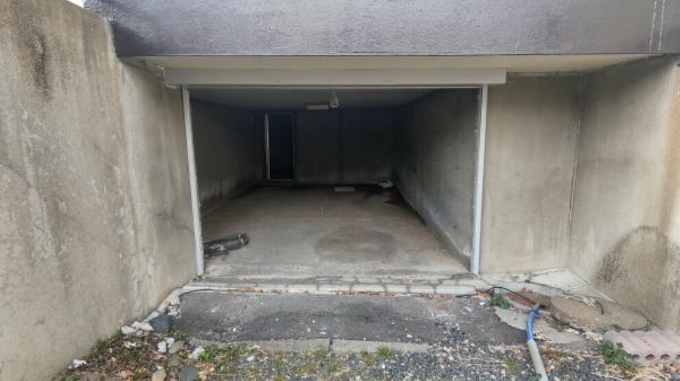 外観写真 【現状】地下の写真です。家の中とは入口は繋がっておりませんので、外からシャッターで単独な空間となっております。駐車場や物置空間として活用ください。
