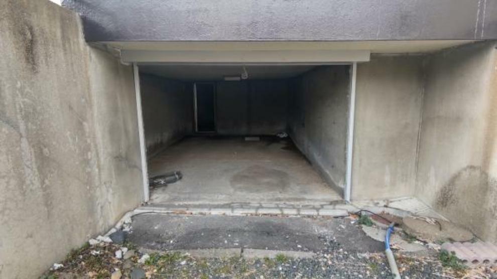 外観写真 【現状】地下の写真です。家の中とは入口は繋がっておりませんので、外からシャッターで単独な空間となっております。駐車場や物置空間として活用ください。