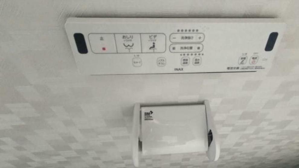 【リフォーム後】今回設置したシャワー機能付きのトイレのリモコンになります。ボタン数も少なく機能も明記しており簡単な操作で使用できます。毎日使用するものなので簡単が一番ですね。