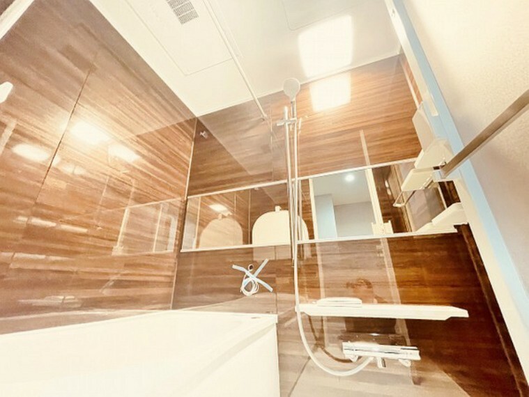 浴室 『ユニットバス新規交換済み』高級感溢れる色合いをセレクト、湯に浸かり脚を伸ばして寛ぎタイムを満喫下さい。※浴室換気乾燥機、追い炊き機能付き