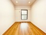 洋室 『洋室』～5.2帖～柔らかな色合いの床材で心地良さもアップ、寝室にも合うお部屋です。クローゼットも完備しています。