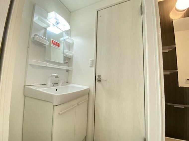洗面化粧台 洗面室はしっかりとしたスペースを確保。上質な温かみを持つカラーで統一されています。