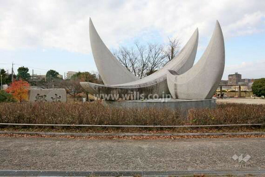 公園 『植田中央公園』は、地下鉄鶴舞線 植田駅から北方向へ徒歩約19分、国道153号線と植田小学校の間にある公園です。周辺はマンションや駐車場などが多いエリア。