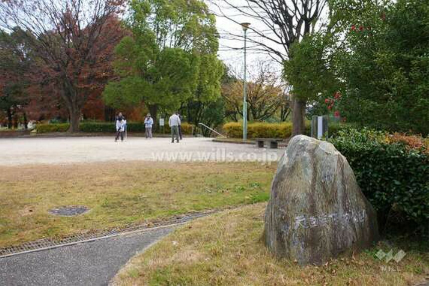 公園 『天白渓下池公園』は、地下鉄鶴舞線「塩釜口」駅から北方向へ徒歩9分、八事60号線沿いにある公園です。すぐ西側には『市立八事霊園』が広がっています。