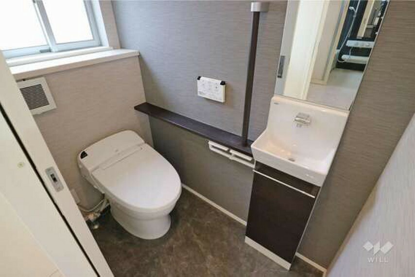 トイレ 2階トイレは手洗い付！窓も付いており換気もしっかりできます！