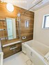 浴室 〈浴室〉木目調の心安らぐバスルーム！～ゆったり新品バスタブ＆混合水栓で心地良いひと時を～