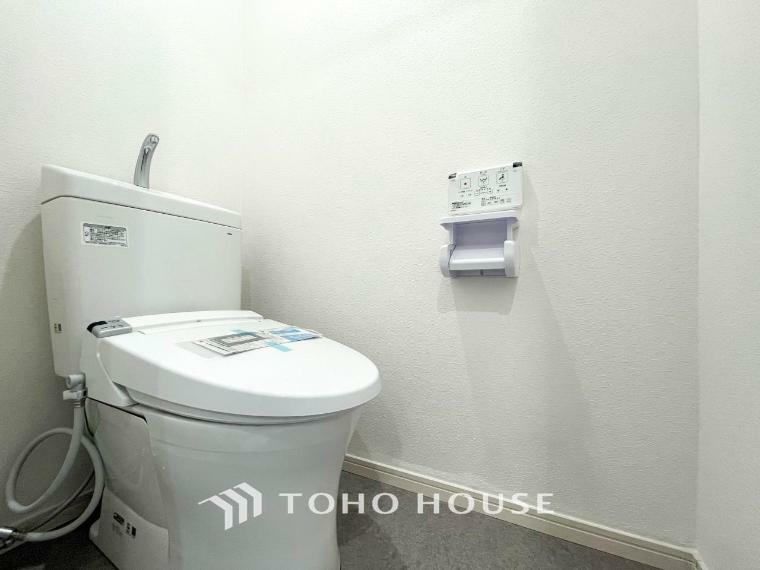 トイレ トイレはシンプルにホワイトで統一した温水洗浄付です。