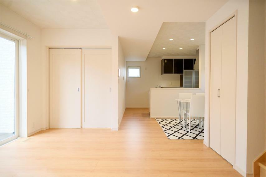 居間・リビング 建物の性能と敷地の特性を活かした最適な配置により、明るく、開放的な空間になっています。