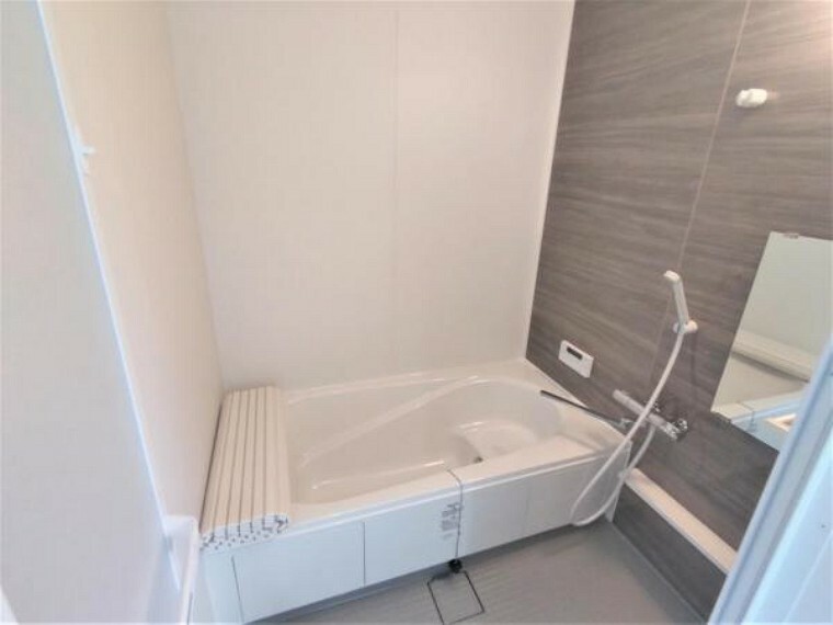 浴室 【リフォーム済写真】浴室はLIXIL製の新品のユニットバスに交換しました。。足を伸ばせる1坪サイズの広々とした浴槽で、1日の疲れをゆっくり癒すことができますよ。