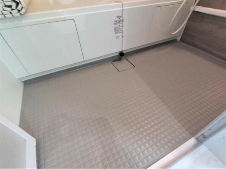 浴室 【リフォーム済写真】新品交換されたユニットバスの床は規則正しいパターンの加工がされていて滑りにくくなっています。また、水はけがよく乾きやすいので、翌朝にはカラッと乾きます。