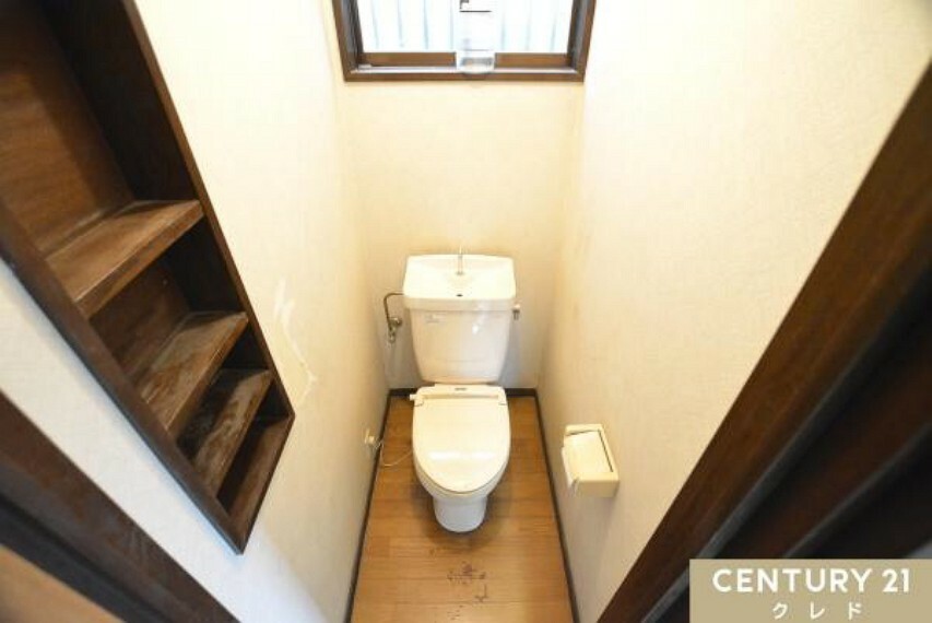 トイレ 2階にもトイレがあります。朝の忙しい時間帯は待たずに使用することができ、万が一の故障やトラブル時でも慌てずにすみます。小さいお子様のトイレトレーニングにも落ち着いて使用することができます。