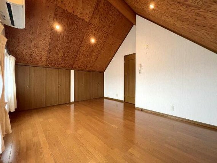 寝室 勾配天井がスペースに広がりを感じさせてくれますね。