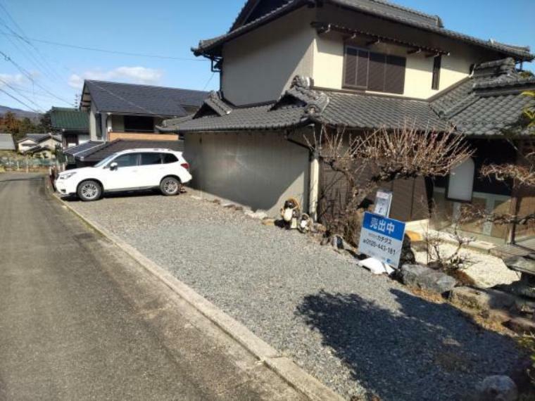 居間・リビング 【リフォーム済】一部駐車場の拡幅工事を行いました。横付け2台駐車可能です。車種によっては並列での駐車も可能です。