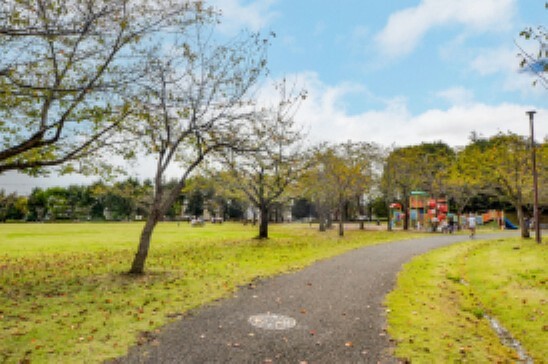公園 現地から400m（最長）　間々田美しが丘公園　コンビネーション遊具や広い芝生などがあり、市民の憩いの場となっている公園です。