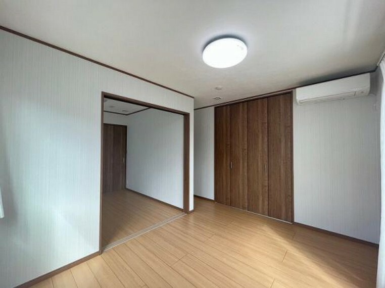 洋室 ナチュラルな色味の床は家具も合わせやすく温かい雰囲気です