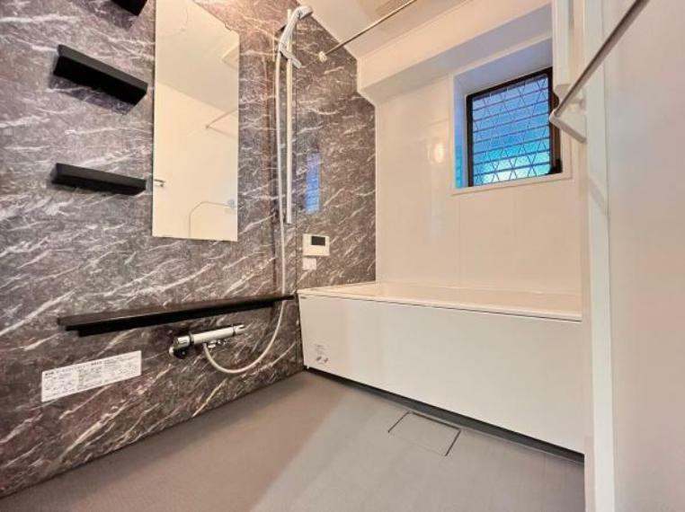 浴室 ～Bath～グレーのアクセントパネルが高級感を演出。ゆったりくつろげるバスルームです。