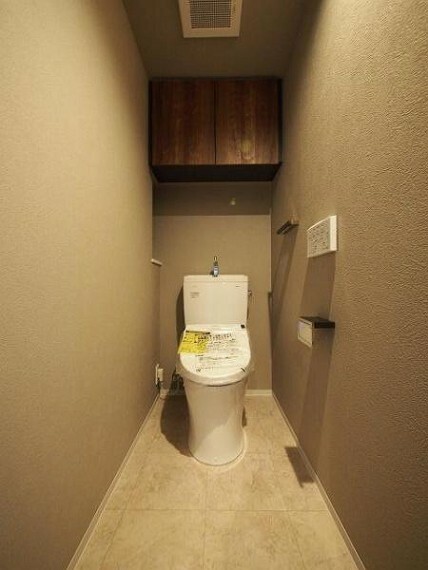 トイレ 人気のシャワートイレが付いており、トイレットペーパーの無駄をなくすだけでなく感染症の予防にも効果的です。