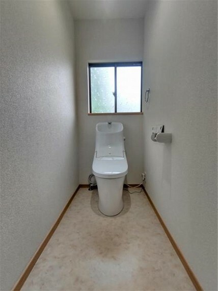 トイレ 【リフォーム済】トイレは温水洗浄便座トイレに新品交換しました。壁・天井のクロス、床のクッションフロアを張り替え、清潔感のある空間へ仕上がりました。