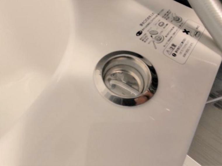 浴室 【リフォーム済】浴室の排水栓はポップアップ式です。ワンタッチで浴槽のお水を排水できます。チェーンが付いてないので、お掃除もラクになりますね。