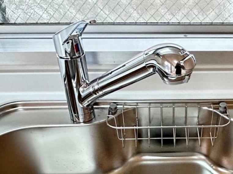 キッチン 【水栓金具】水栓金具は「かゆい所に手が届く」シャワータイプ。浄水機能付きなので安心してお使いいただけます。一体型の浄水器なので汚れにくくお手入れ簡単ですよ。