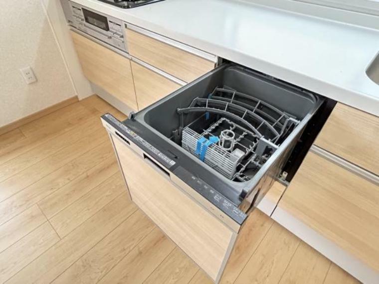 キッチン 【食洗機】キッチンには内蔵型の食器洗い乾燥機が付いています。忙しい毎日に役立ちそうですね。